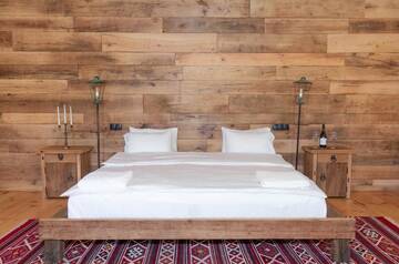 Фото номера Семейный номер с видом на сад Отель Sazano Wine Cellar &amp; Hotel г. Sazano 22